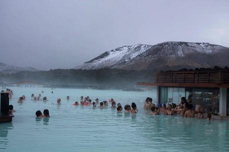 blue-laggon-iceland-swim-up-bar
