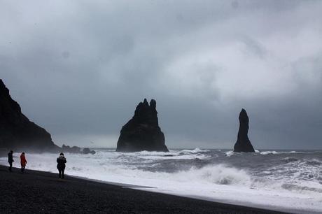 iceland-reynisfjara-black-sand-beach-ocean-rocks