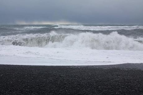 iceland-reynisfjara-beach-ocean-waves