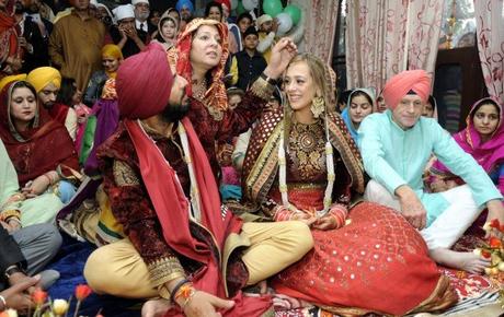 Check Out The Cute Photos of Yuvraj Singh And Hazel Keech Mehandi and Gurudwara Wedding