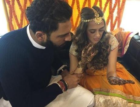 Check Out The Cute Photos of Yuvraj Singh And Hazel Keech Mehandi and Gurudwara Wedding