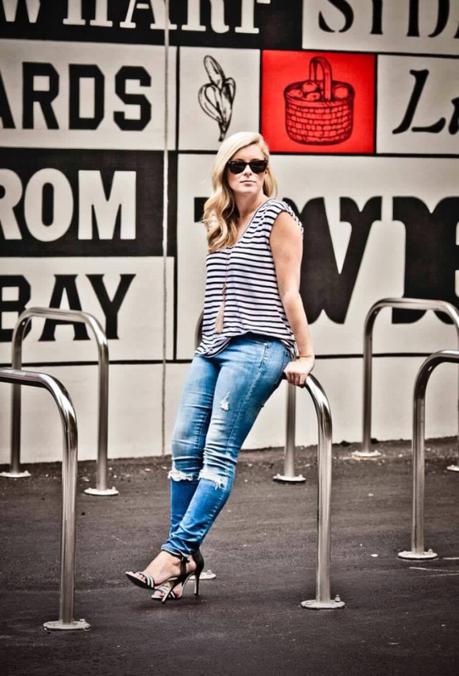 Striped-tee-jeans-raybans