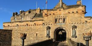How About Drooling Over Your Christmas Vibes At Edinburgh With Expedia the-walk-to-edinburgh-castle