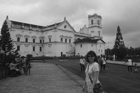 Lilla in front of the Se Cathedral in Old Goa (Velha Goa)