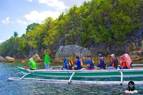 A group of friends riding a bangka at Bojo River in Aloguinsan Cebu | Blushing Geek