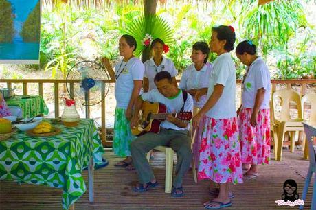 We were being serenaded while eating our lunch at the Bojo River | Blushing Geek