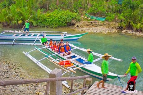 The whole gang riding a bangka at Bojo River in Aloguinsan Cebu | Blushing Geek