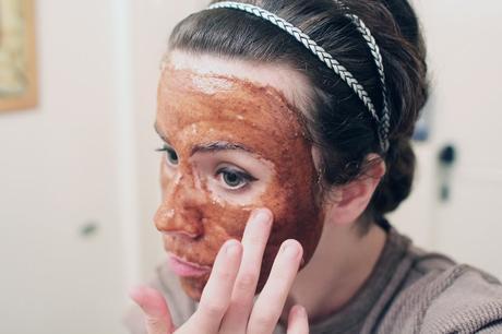 honey-and-cinnamon-face-scrub