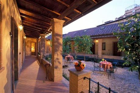 Lose Yourself In Tangled Lanes Of Historic Center Rome With Expedia