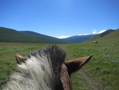 Riding the green steppes around Lake Khövsgöl