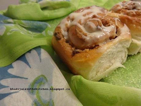 ROULÉS À LA CANNELLE ET AU BEURRE D’ARACHIDES / PEANUT BUTTER CINNAMON ROLLS / ESPIRALES DE CANELA Y MANTEQUILLA DE MANI/لفات القرفة بزبدة الفول السوداني