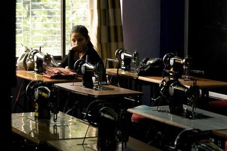 Nepal_design_school_girl_in_the_sewing_room_img_1286