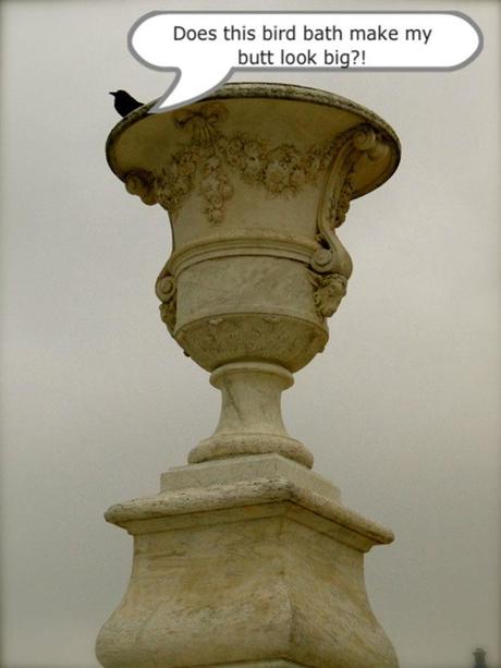 urn at Jardin Des Tuileries 