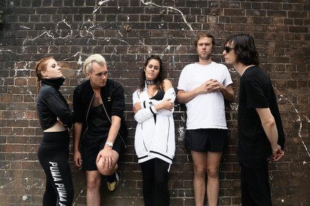 Hedge Fund: Hot & Lonely