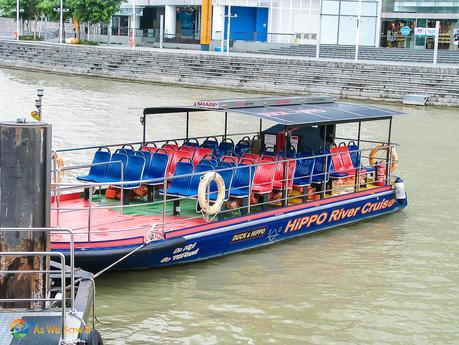 pontoon boat for harbor, included with Singapore hop on hop off ticket