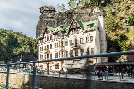 Hotel in Hrensko between river and cliff