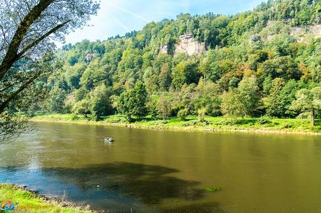 A family boats on the River Labe.