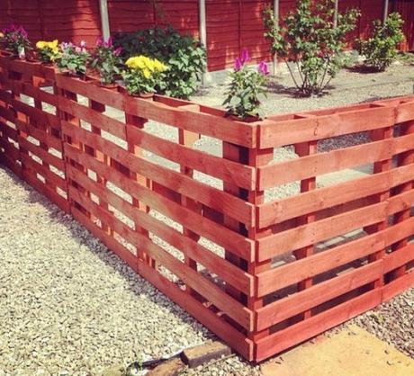 Old Wooden Pallets Transformed Into a Garden Fence / Divider