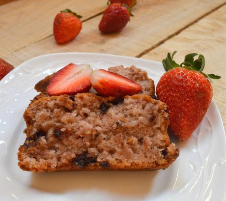 Strawberry Choc chip Loaf | Eggless strawberry choco bread