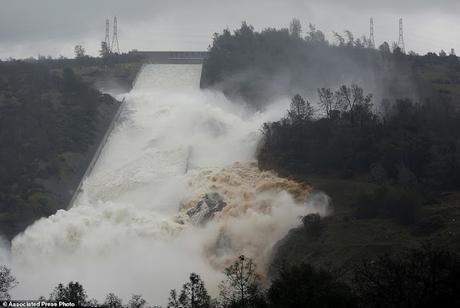 Oroville dam ~ fears of huge overflow - massive evacuation ... at California