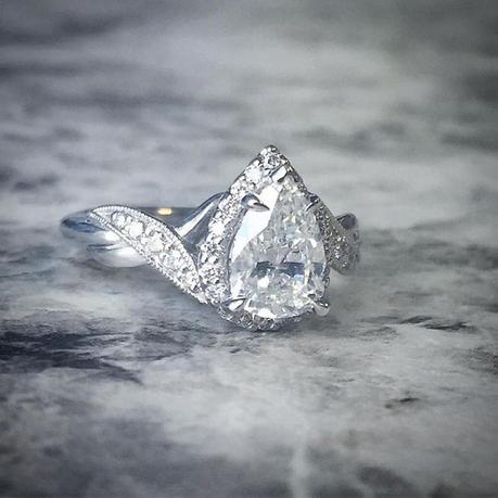 Pear Shaped Engagement Rings