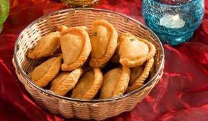 This Holi Brighten Up Colors With Traditional Food