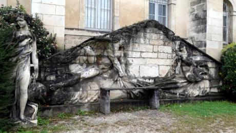 The abbey, the fountain, the wall and the statues: the sights of Sainte-Croix