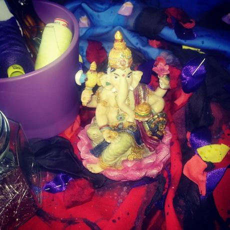 Ganesha, patron of the arts, keeping me company as I work.
#ganesha #hindu #god #art #artist #sew #sewing