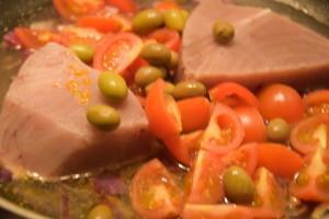 La mia ricetta di filetti di tonno con olive taggiasche. My recipe of tuna fillets with olives