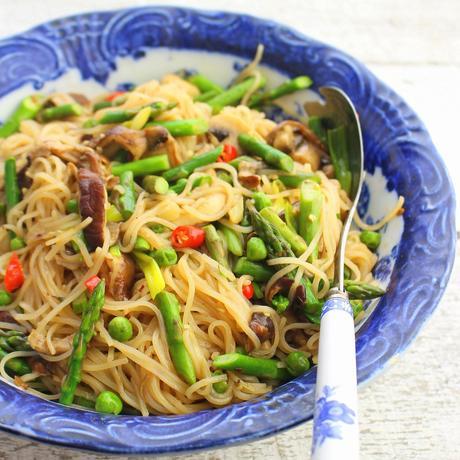 Fresh Rice Noodles with Mushrooms, Asparagus and Peas Fresh Rice Noodles with Mushrooms, Asparagus and Peas