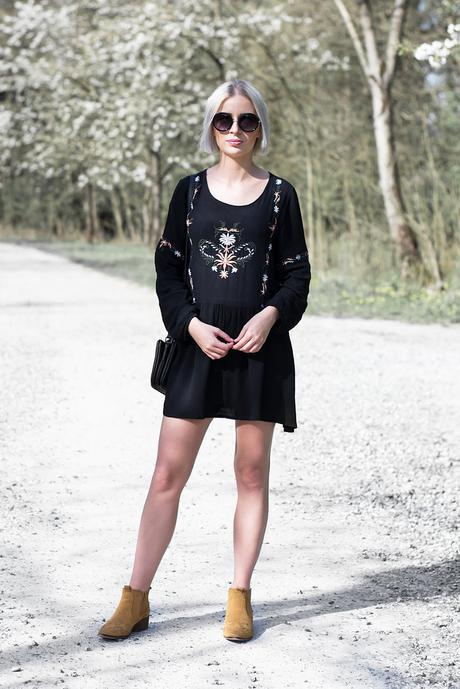 EMBROIDERED SKATER DRESS Moth clothing, embroidered skater dress, round sunglasses primark, Liu jo anna nero bag, trio bag, duifhuizen tassen & koffers, zara camel western ankle boots, SS17 outfit