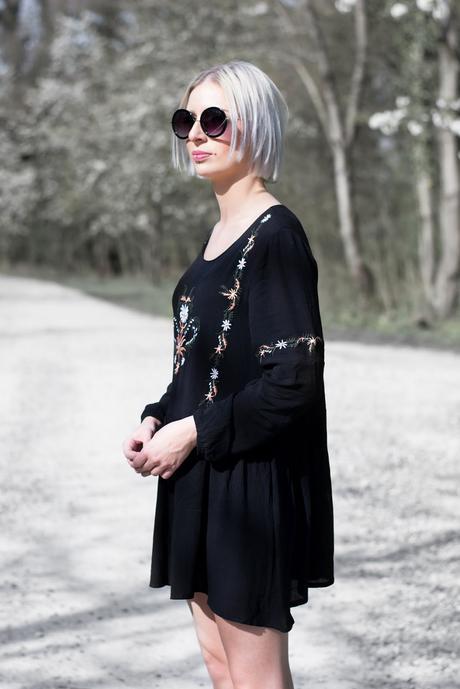 EMBROIDERED SKATER DRESS Moth clothing, embroidered skater dress, round sunglasses primark, SS17 outfit