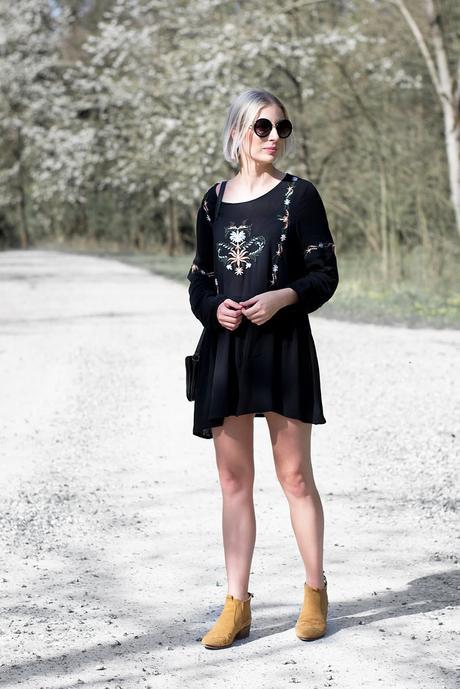 EMBROIDERED SKATER DRESS Moth clothing, embroidered skater dress, round sunglasses primark, Liu jo anna nero bag, trio bag, duifhuizen tassen & koffers, zara camel western ankle boots, SS17 outfit
