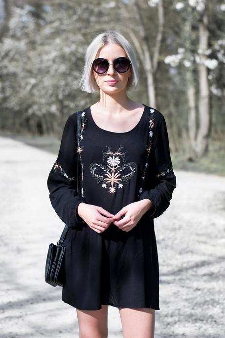 EMBROIDERED SKATER DRESS Moth clothing, embroidered skater dress, round sunglasses primark, Liu jo anna nero bag, trio bag, duifhuizen tassen & koffers, SS17 outfit