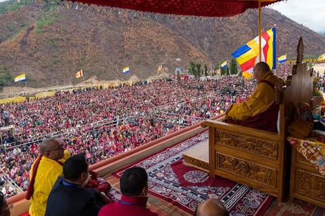 Dalai Lama visits Tawang ~ TOI says 100s welcomed him !!!