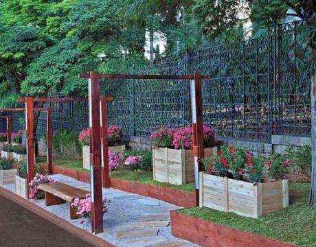 25+ Ideas for Decorating your Garden Fence (DIY)