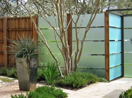 25+ Ideas for Decorating your Garden Fence (DIY)