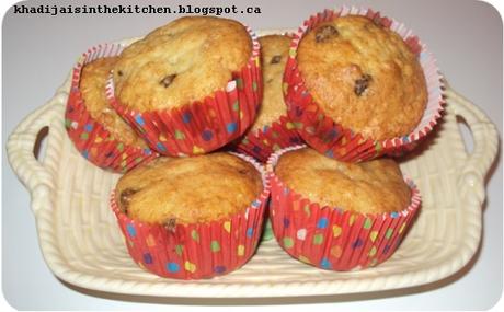 MUFFINS AUX BANANES ET PÉPITES DE CHOCOLAT / BANANA-CHOCOLATE CHIPS MUFFINS / MUFFINS CON BANANAS Y CHISPAS DE CHOCOLATE / مافن الموز و حبيبات الشوكولاتة