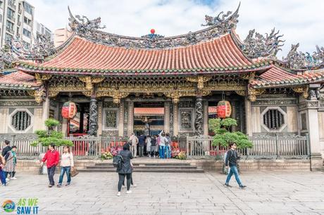 Front entry courtyard to Longshan Temple