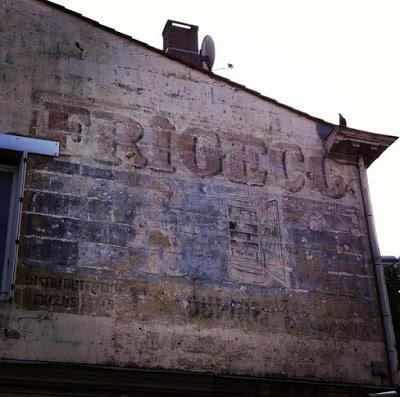 A fresh set of Bordeaux ghost signs!