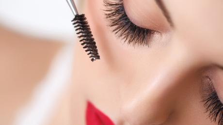 Let Your Eyes Speak! Try Out Bold Eye lashes With A Tinge Of Mascara!!