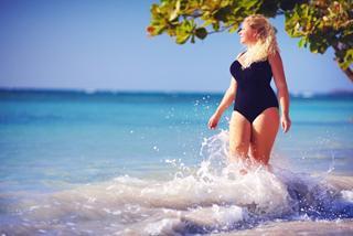 Tricks for Buying Plus-Size Swimsuits Online That Fit