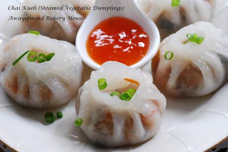 Chai Kueh (Steamed Vegetable Dumplings) 菜粿