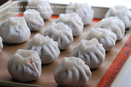 Chai Kueh (Steamed Vegetable Dumplings) 菜粿
