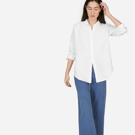 Everlane Relaxed Linen shirt, a summer favorite. Details at une femme d'un certain age.