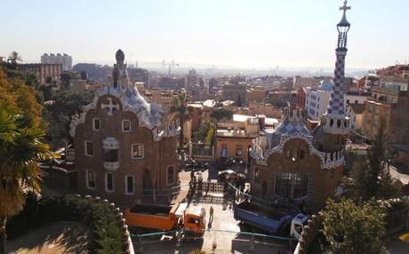 park guell_gaudi buildlings and view