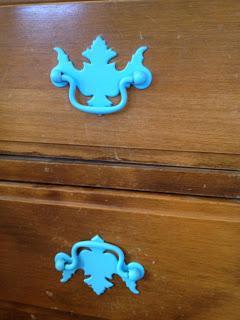 Craftiness ... {How-To} Paint Drawer Pulls for a More Updated Look