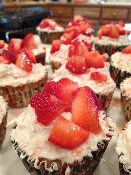 Mega cute apron & strawberry cupcakes
