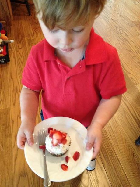 Mega cute apron & strawberry cupcakes