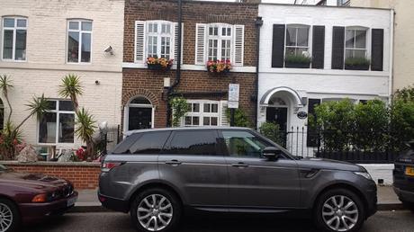 #Knightsbridge: Where the Cars Are Bigger Than The Houses Writes @roquesrichard